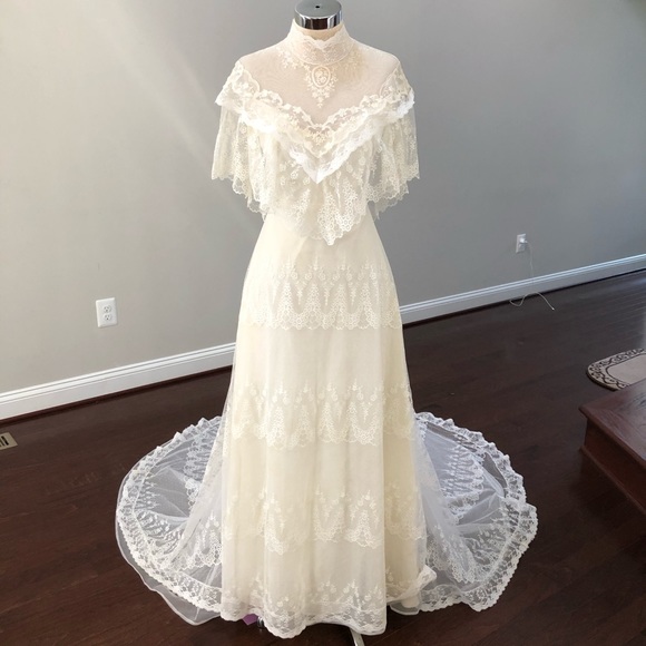 SOLD 🎈Lace Wedding Dress - Picture 4 of 16